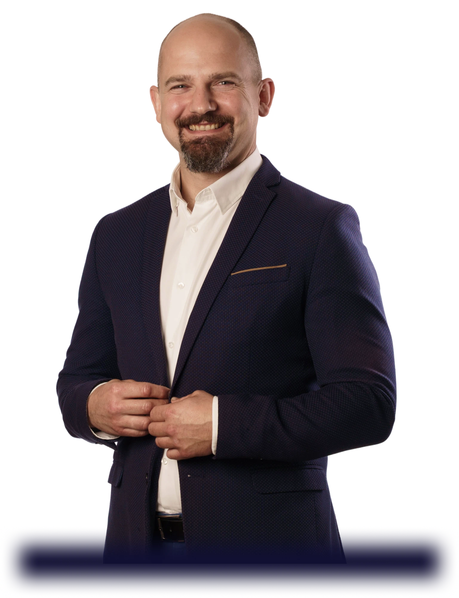 Marek Ejsmont, uśmiechnięty, w granatowej marynarce
