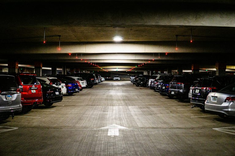 Samochody zaparkowane na dużym parkingu