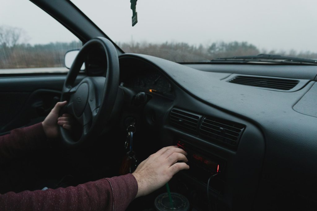 Kierowca za kierownicą czarnego samochodu